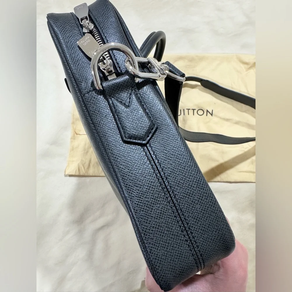 LOUIS VUITTON Taiga Porte-Documents Business MM Ardoise